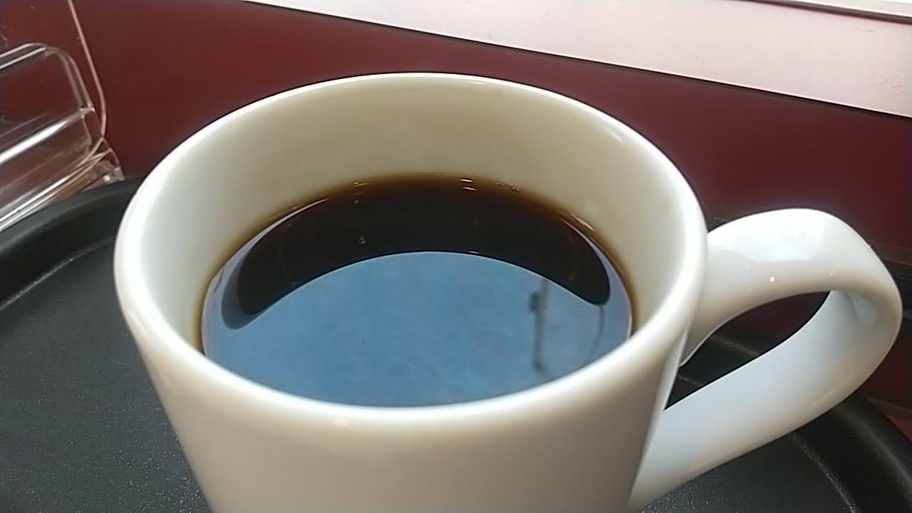 朝カフェで飲むホットコーヒーと窓際席の風景